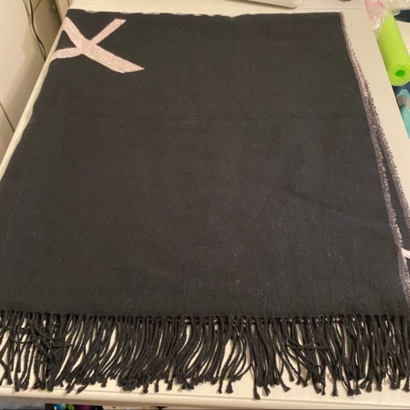 Victoria Secret Limited Edition 2017 Soft Heart Throw - Picture 5 of 12